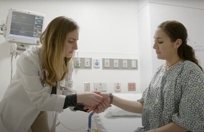 Кодирование Аквилонг в Семикаракорске Врач держит пациентку за руку