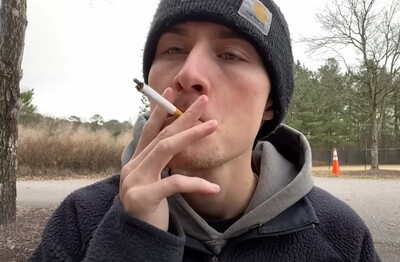 Лечение зависимости от табакокурения в Семикаракорске Мужчина с сигаретой делает затяжку