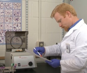 Клиника лечения наркозависимости в Семикаракорске Врач в кабинете клиники